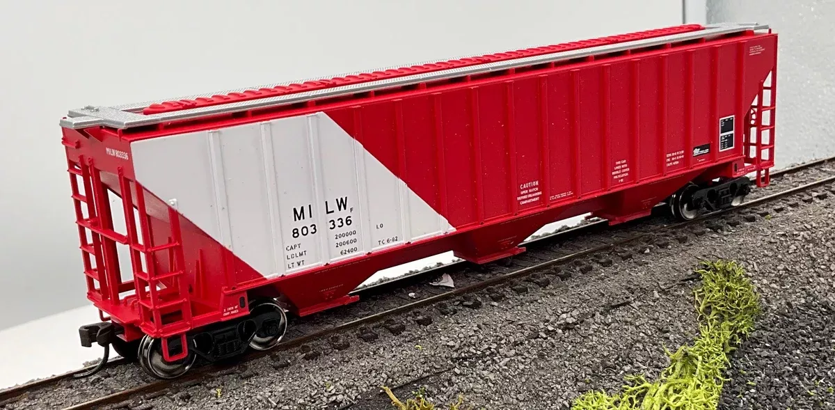 Atlas 20000896 CHICAGO MILWAUKEE ST PAUL & PACIFIC Thrall 4750 Cov Hopper Trainman HO Scale Like New Damaged Box