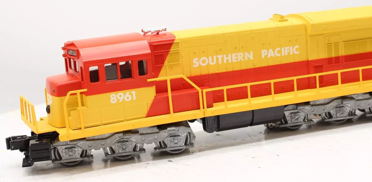 Lionel 6-8961 SOUTHERN PACIFIC U36C Non-Powered Diesel Locomotive 8961 O Scale Used Damaged Box